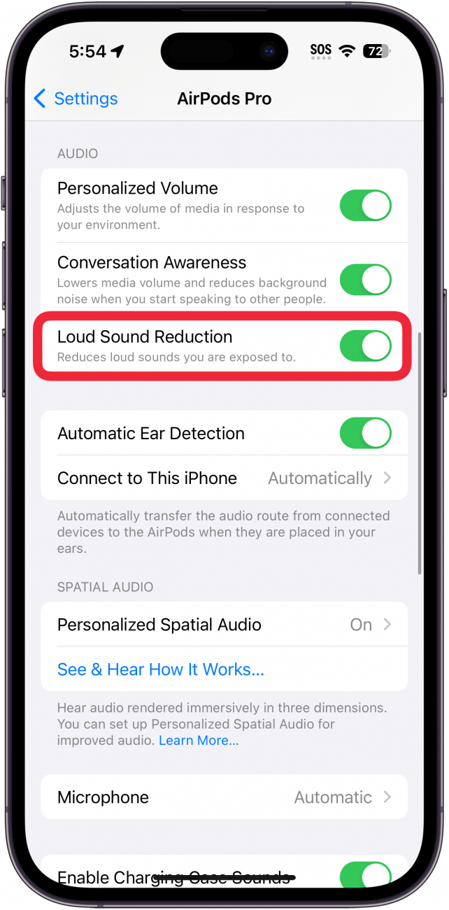 Einstellungsbildschirm für iPhone Airpods mit einem roten Kästchen um die Option „Laut Geräusche reduzieren“ umschalten