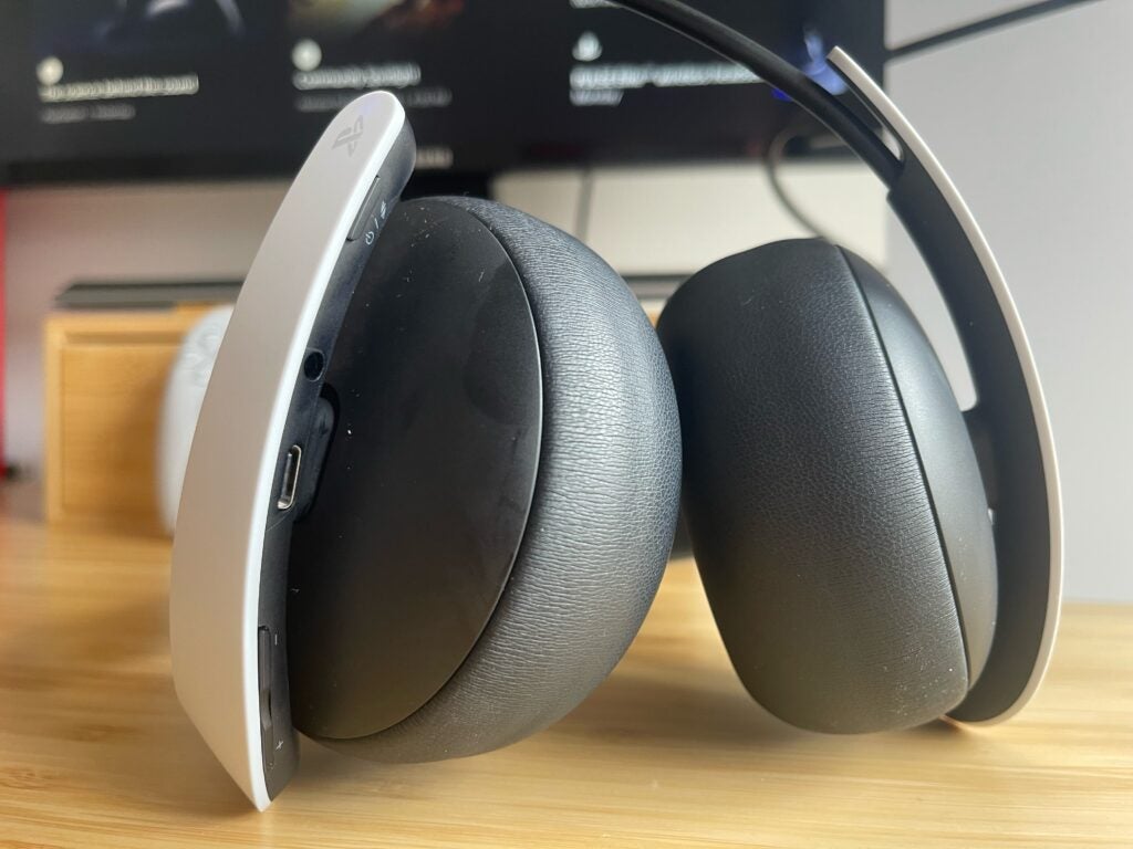 Drahtloses PlayStation Pulse Elite-Headset auf einem Schreibtisch.