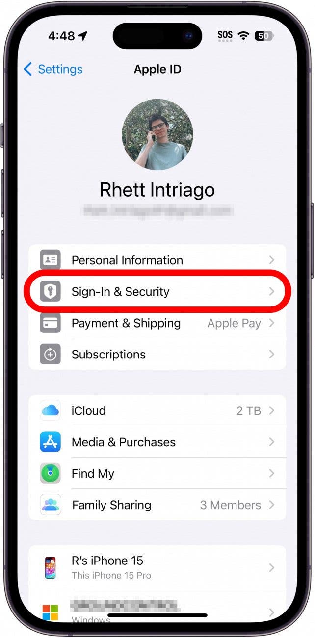 iPhone-Apple-ID-Einstellungen mit einem roten Kästchen um die Anmelde- und Sicherheitsoption