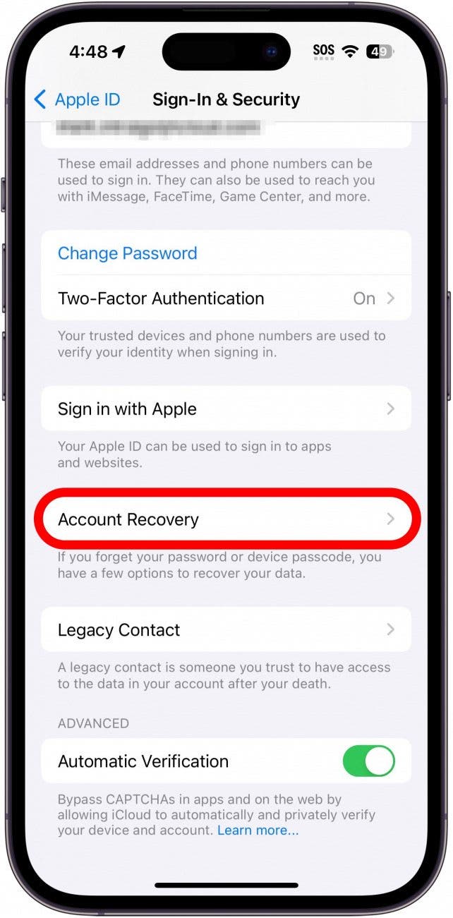 iPhone-Apple-ID-Anmelde- und Sicherheitseinstellungen mit einem roten Kästchen um die Wiederherstellungskontaktoption