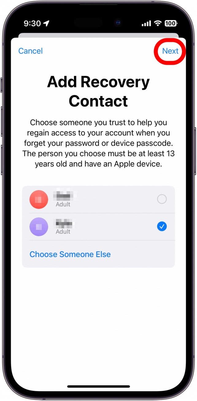 Der Kontakteinrichtungsprozess für die Apple-ID-Wiederherstellung zeigt eine Liste von Kontakten an, wobei einer ausgewählt ist und ein rotes Kästchen um die Schaltfläche „Weiter“ angezeigt wird