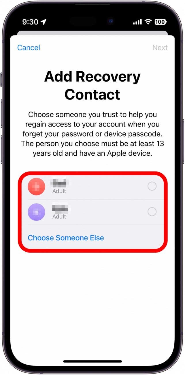 Apple-ID-Wiederherstellungskontakt-Einrichtungsprozess, der eine Liste von Kontakten mit einem roten Kästchen um sie herum anzeigt