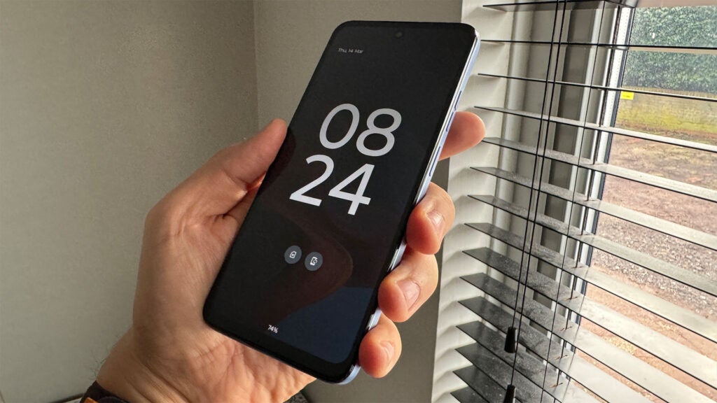 Motorola Moto G34 5G in der Hand mit aktivem Always-on-Display