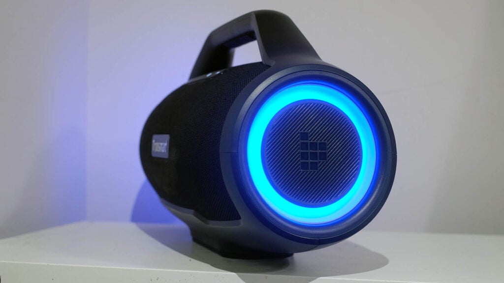 Tragbarer Lautsprecher Tronsmart Bang Max mit blauen LED-Leuchten.