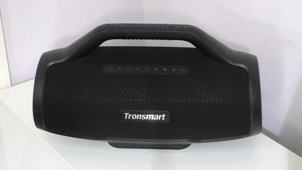 Tragbarer Bluetooth-Lautsprecher Tronsmart Bang Max auf dem Tisch.