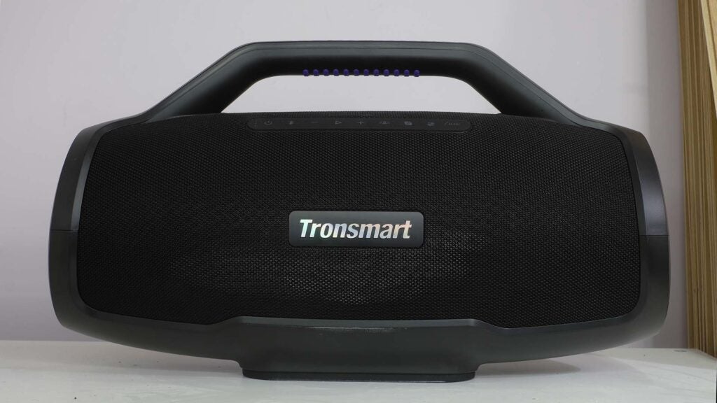 Tragbarer Bluetooth-Lautsprecher Tronsmart Bang Max auf dem Tisch.
