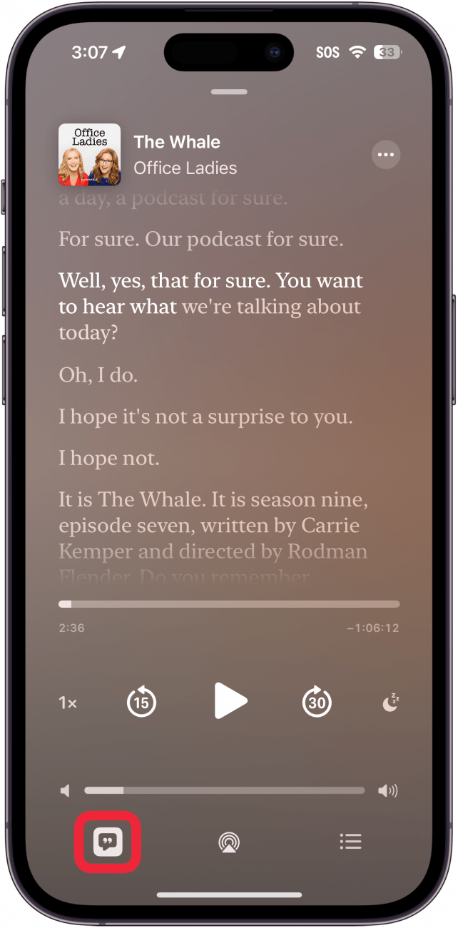 Apple Podcasts zeigen ein Podcast-Transkript an, mit einem roten Kästchen um die Transkript-Schaltfläche