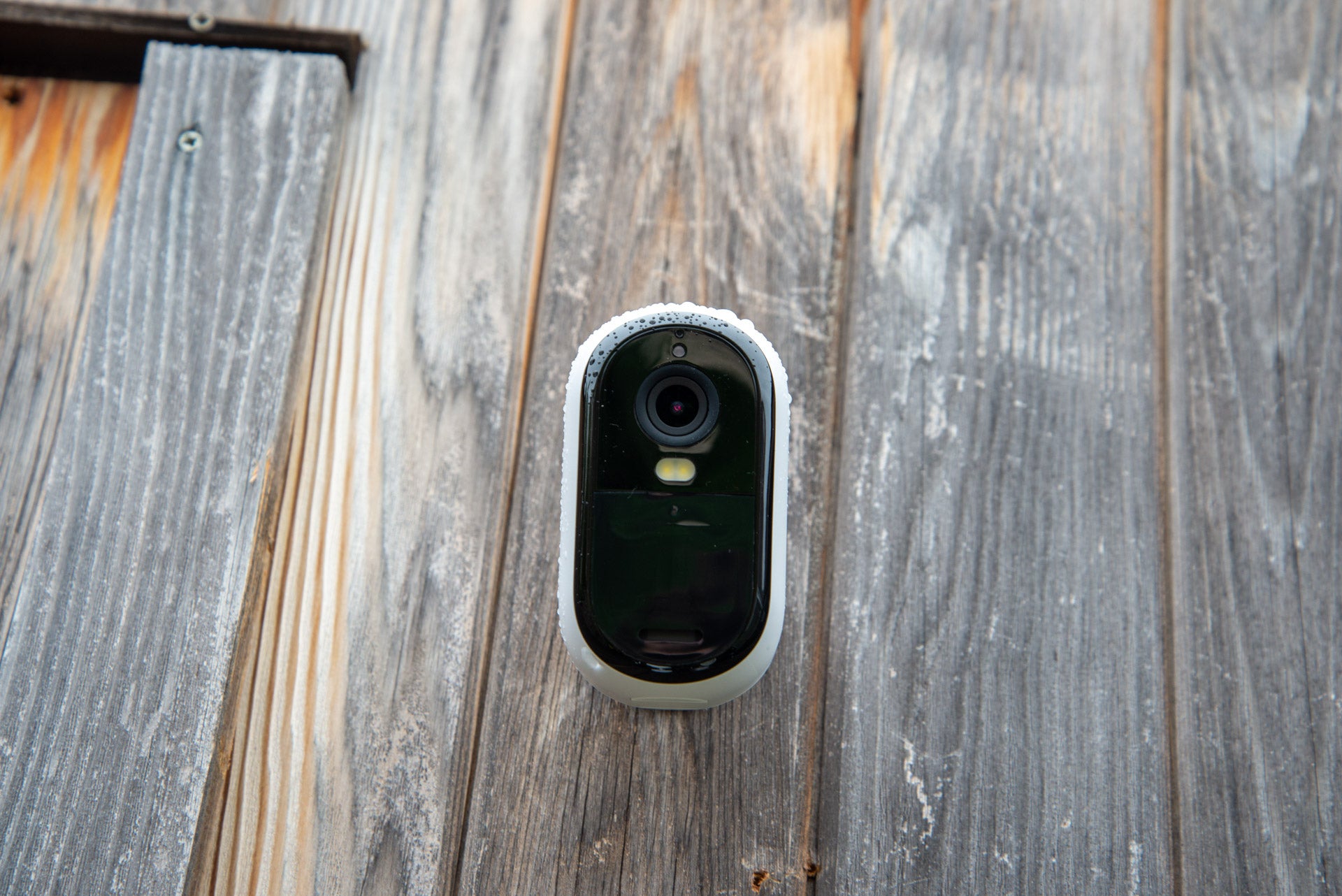 Objektiv und Scheinwerfer der Arlo Essential 2K Outdoor-Kamera