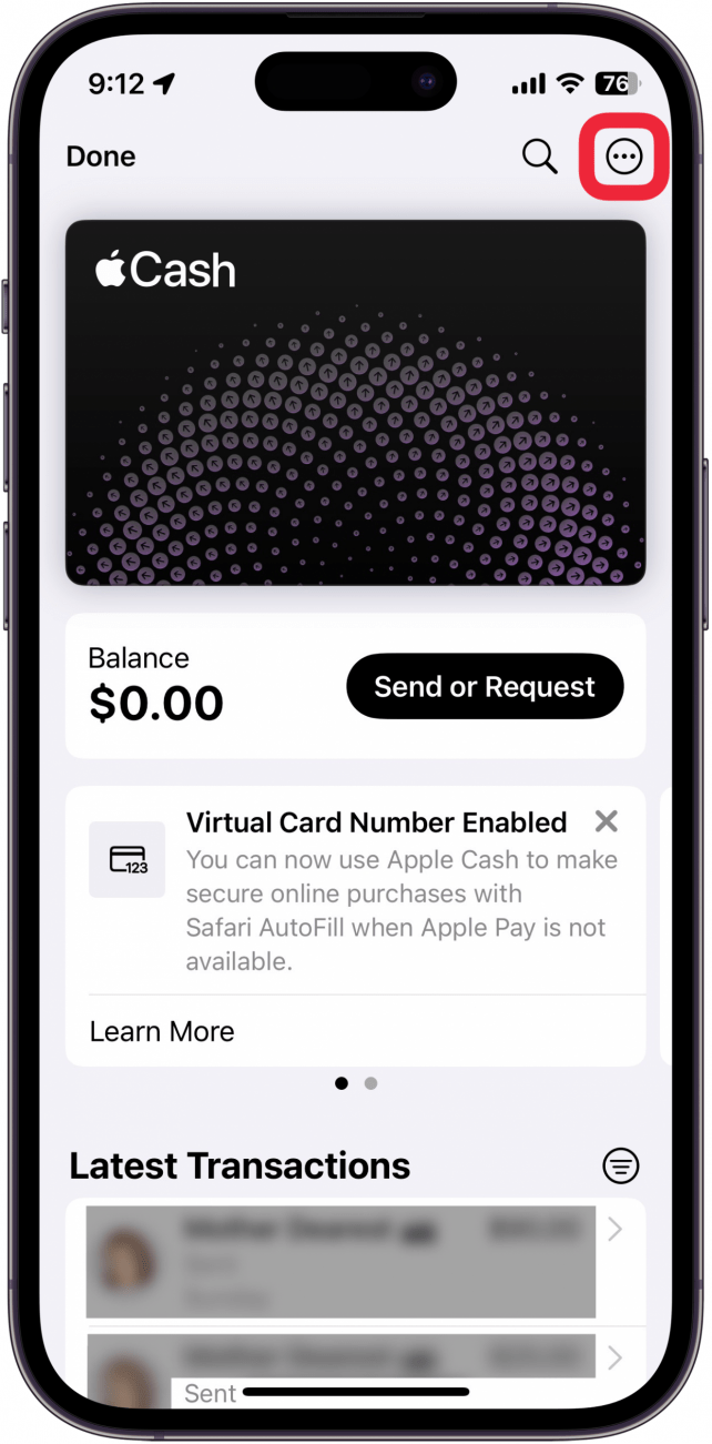 Apple-Geldkartenbildschirm in der Wallet-App mit einem roten Kästchen um die Menüschaltfläche mit drei Punkten