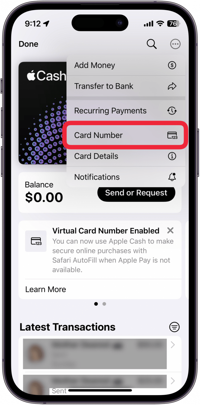 Apple-Geldkartenbildschirm in der Wallet-App, auf dem das Drei-Punkte-Menü mit einem roten Kästchen um die Kartennummer angezeigt wird