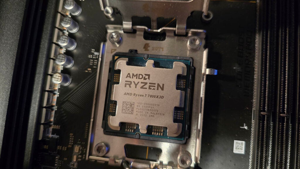 AMD Ryzen 7 7800X3D in einem CPU-Sockel mit der Halteklammer nach oben