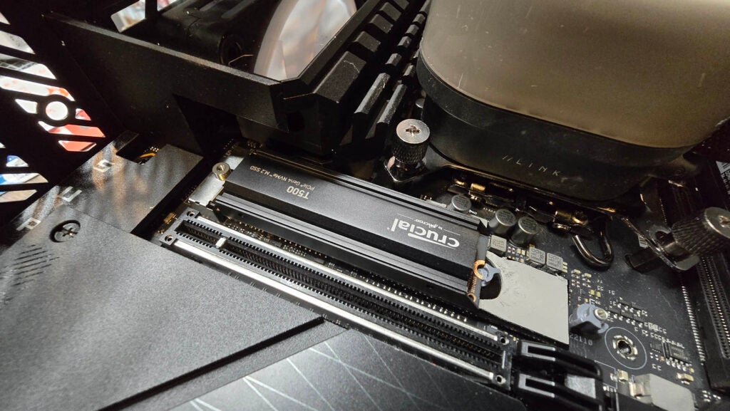 Crucial T500 M.2 PCIe 4.0 SSD wird in einem PC getestet