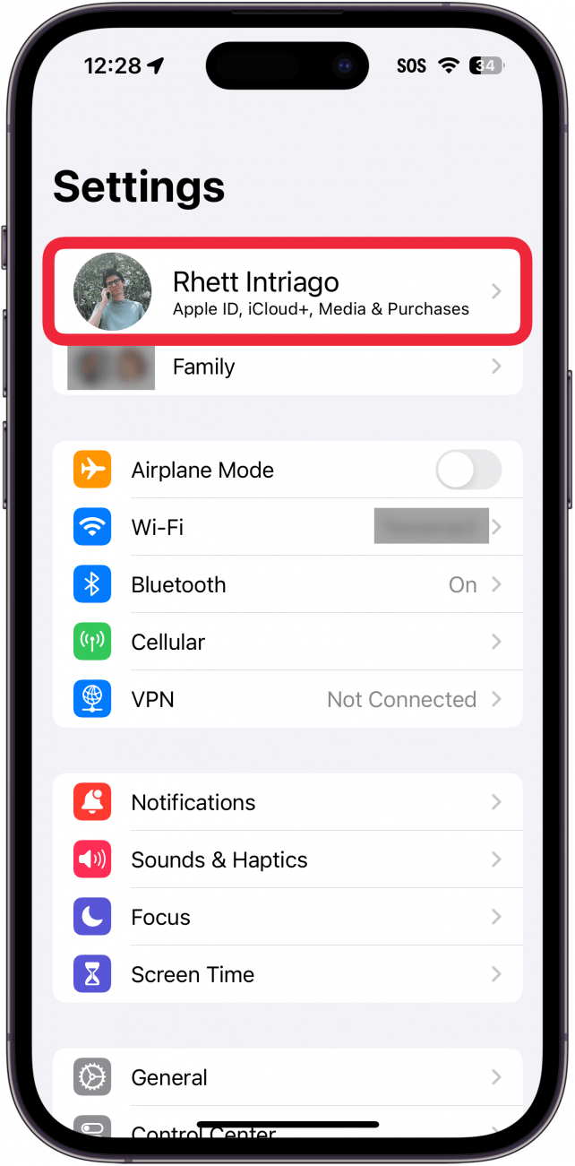 iPhone-Einstellungen mit einem roten Kästchen um den Apple-ID-Namen