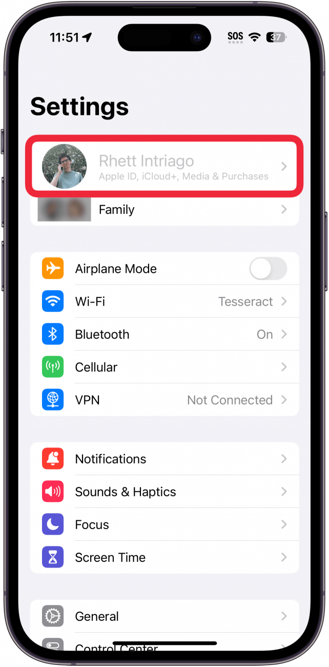 Der iPhone-Einstellungsbildschirm zeigt eine ausgegraute Apple-ID mit einem roten Kästchen darum herum