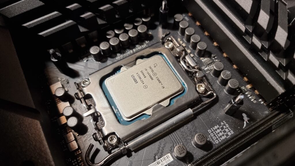 Intel Core i9-14900K wird auf einem Motherboard getestet
