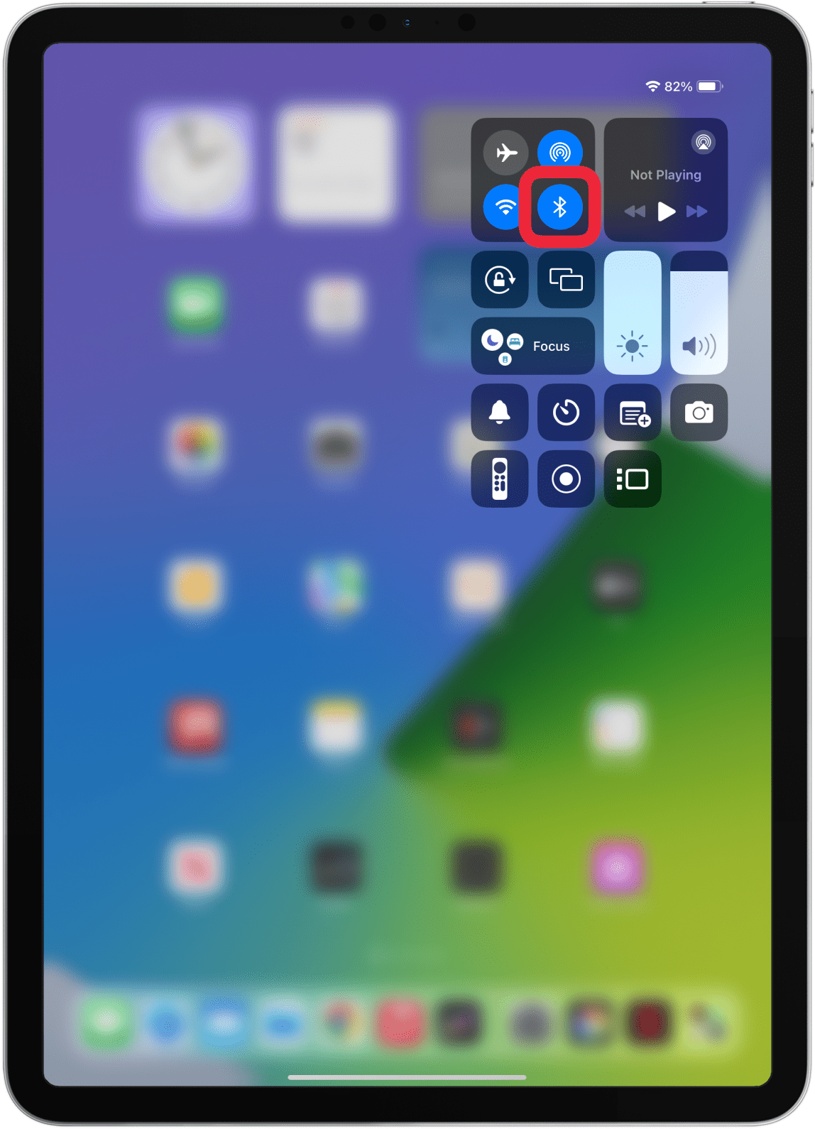 Wenn es sich um eine Bluetooth-Tastatur handelt, stellen Sie sicher, dass Bluetooth auf Ihrem iPad aktiviert ist.