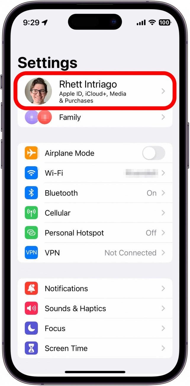 iPhone-Einstellungen-App mit einem roten Kästchen um den Apple-ID-Namen oben auf dem Bildschirm