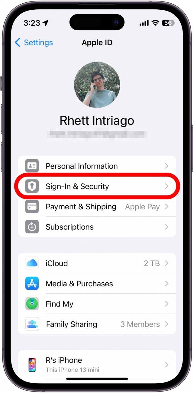 iPhone-Apple-ID-Einstellungen mit einem roten Kästchen um Anmeldung und Sicherheit