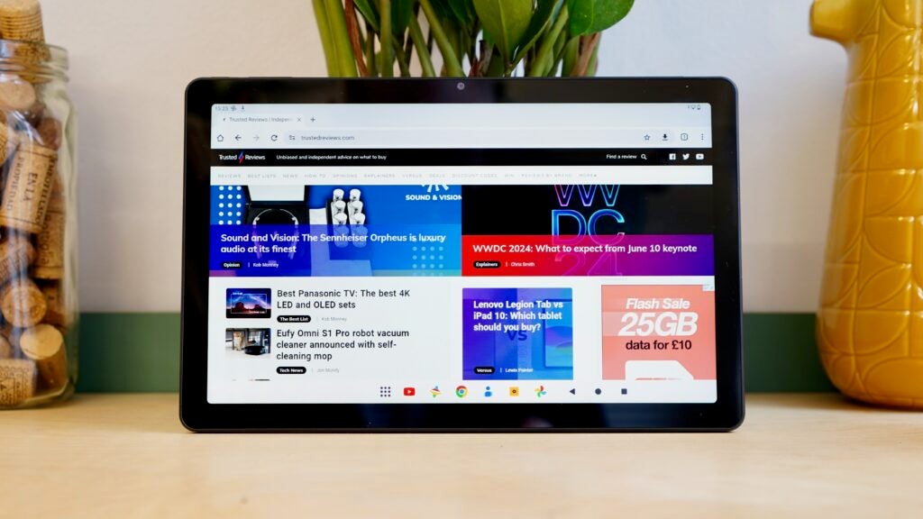 Acer Iconia Tab P11 mit laufendem Chrome-Webbrowser