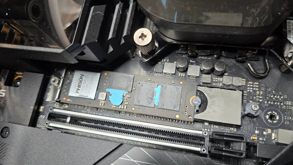 Crucials T700 M.2 PCIe 5.0 SSD mit entferntem Kühlkörper und platziert in einem Asus-Motherboard. Crucial T700 M.2 SSD installiert auf einem Motherboard.