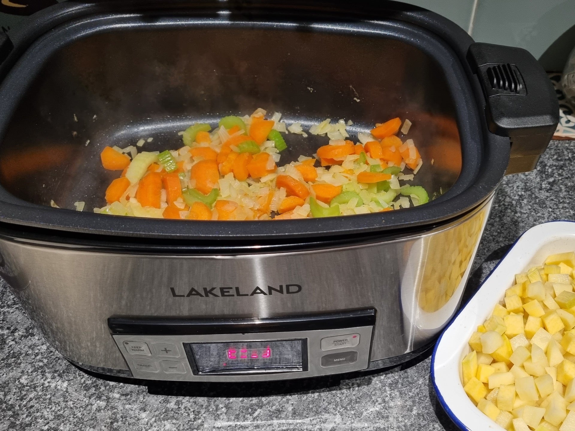 Lakeland 6,5L Slow Cooker zum Anbraten von Gemüse