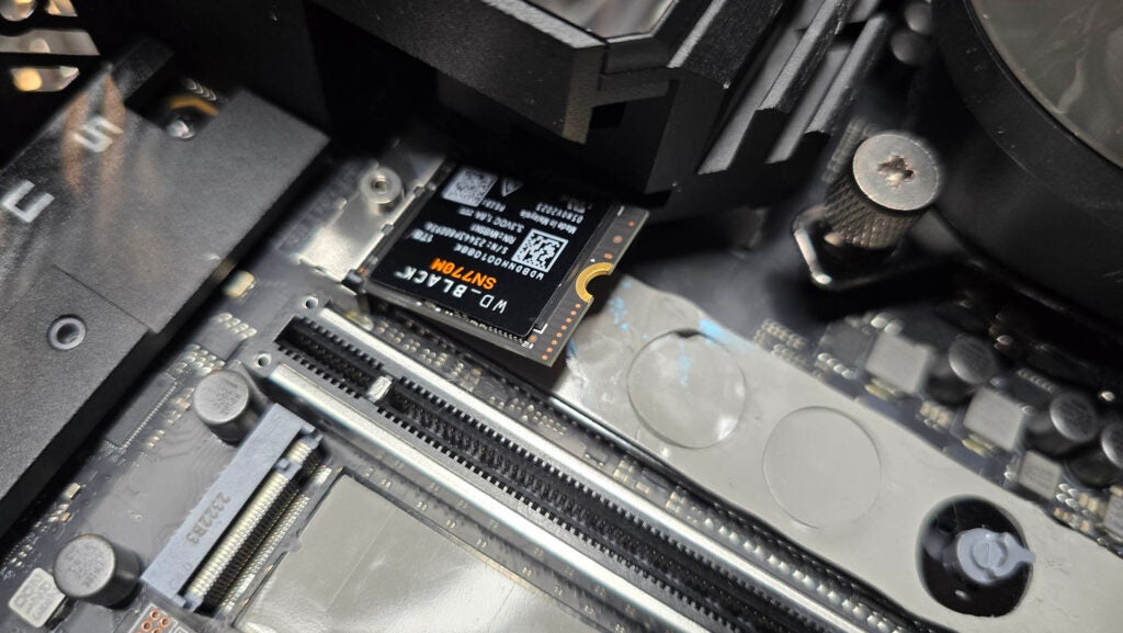 WD_Black SN770M 1 TB M.2 PCIe 4.0 SSD getestet in einer PCWD_Black SN770 NVMe SSD, die auf einem Computer-Motherboard installiert ist.