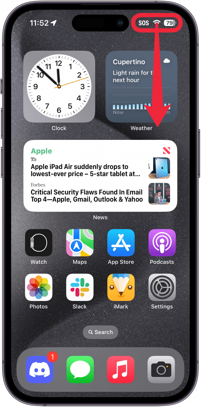 iPhone-Startbildschirm mit einem roten Kästchen um die rechte Seite der Statusleiste und einem roten Pfeil, der nach unten zeigt und anzeigt, dass Sie vom oberen rechten Rand des Bildschirms nach unten wischen müssen