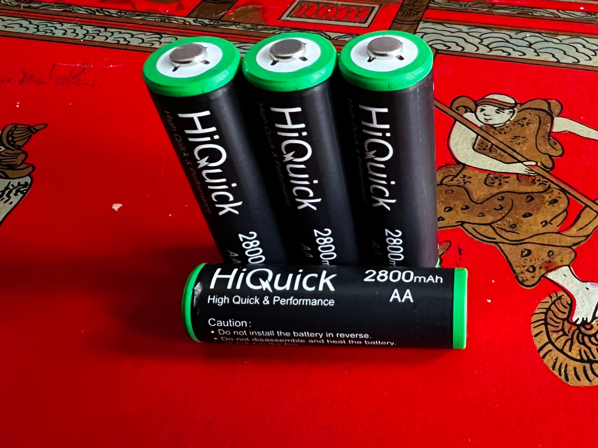 HiQuick AA 2800 mit einer Batterie liegend