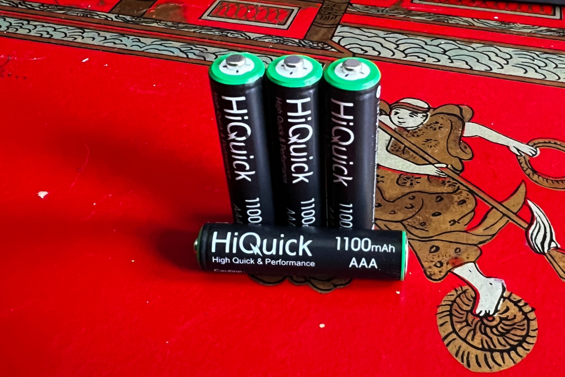 HiQuick AAA 1100 mAh mit einer Batterie im Liegen