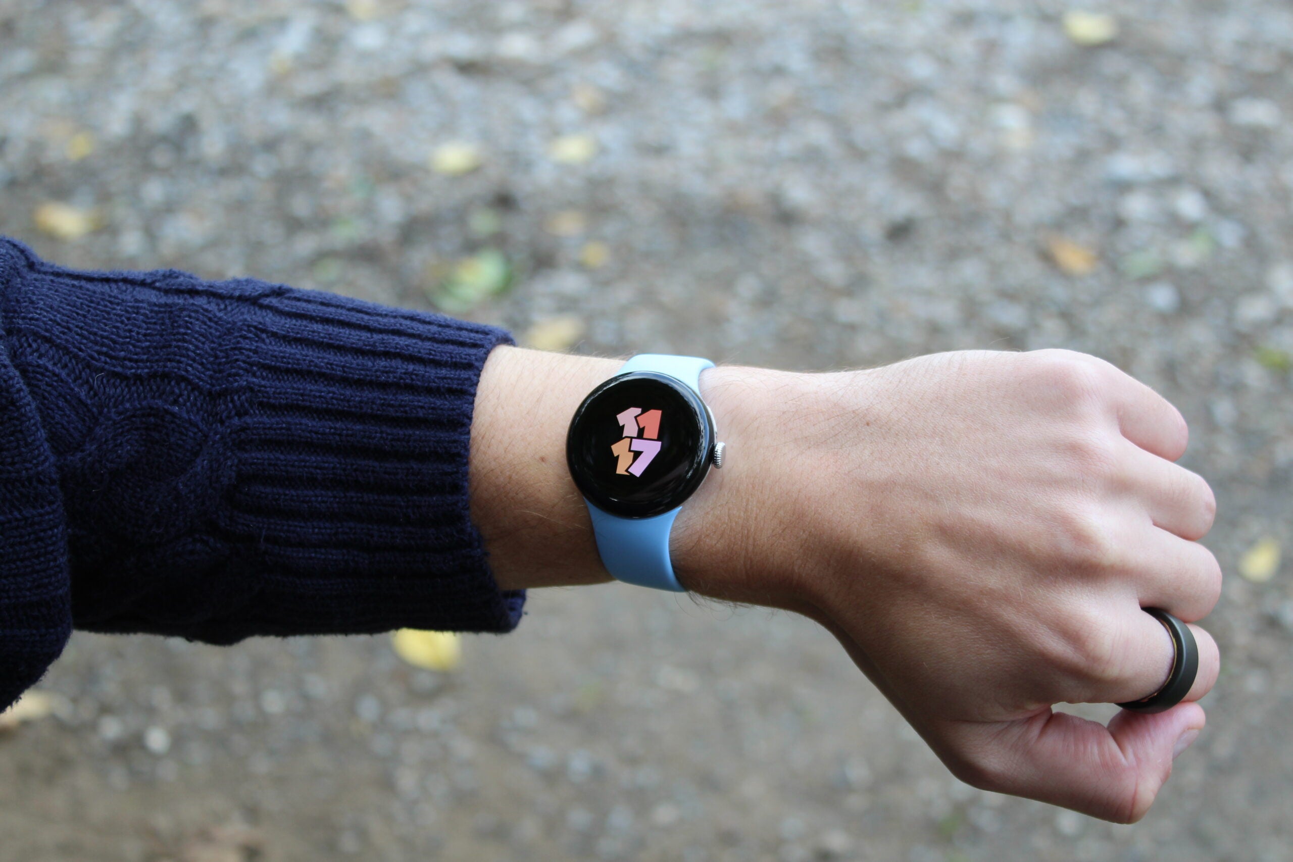 Die Pixel Watch 2 am Handgelenk getragen