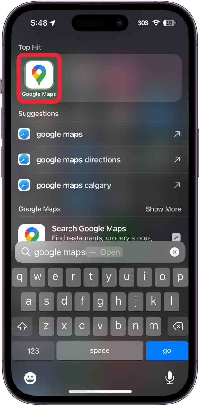 In den Suchergebnissen des iPhone-Startbildschirms wird die Google Maps-App mit einem roten Kästchen angezeigt
