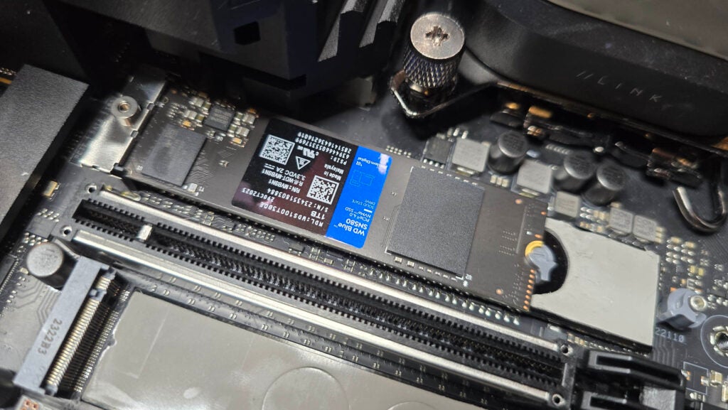 WD Blue SN580 in PCWD Blue SN580 NVMe SSD installiert auf einem Computer-Motherboard.