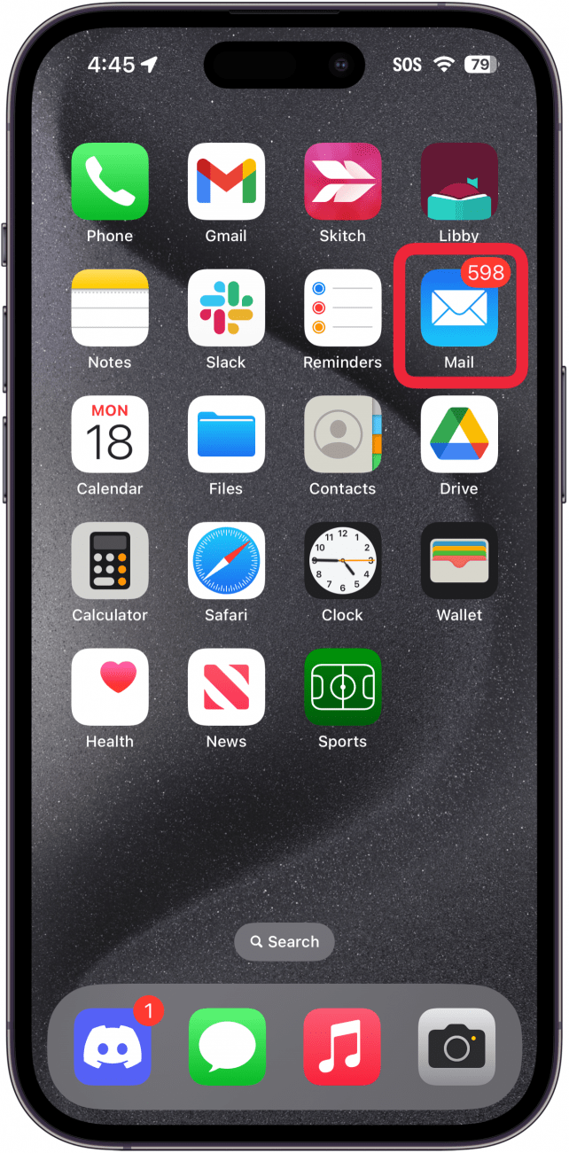 iPhone-Startbildschirm mit einem roten Kästchen um die Mail-App mit über 500 ungelesenen E-Mails