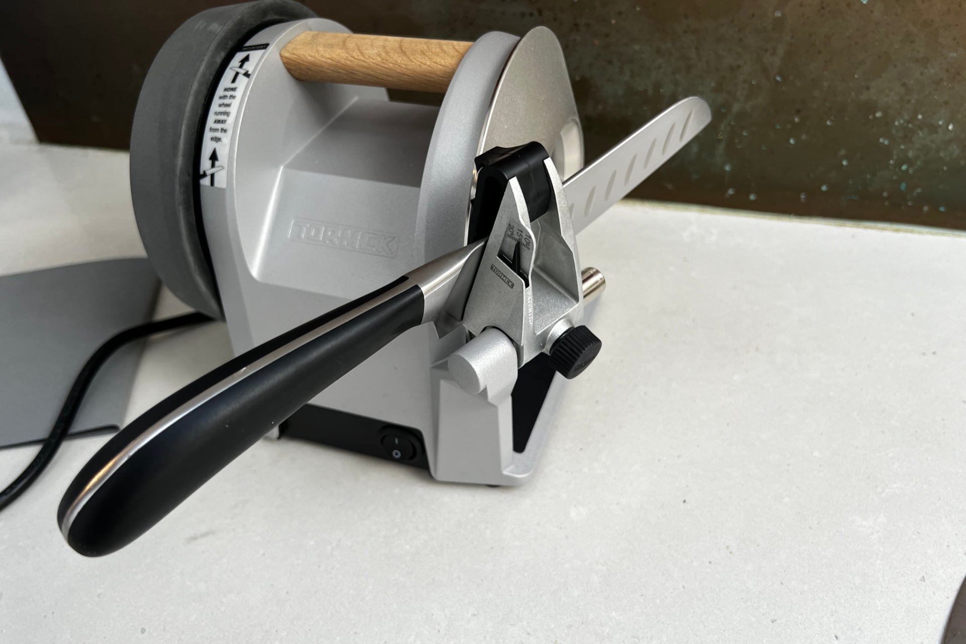 Tormek T-1 Küchenmesserschärfer, Messer in Anleitung
