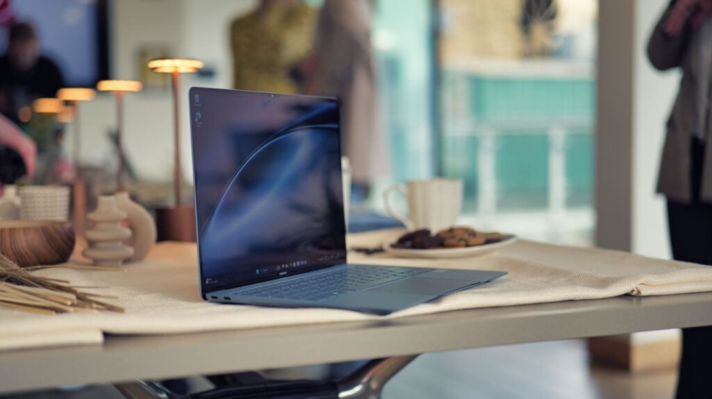 Huawei MateBook X Pro (2024) auf einem Tisch, seitlich