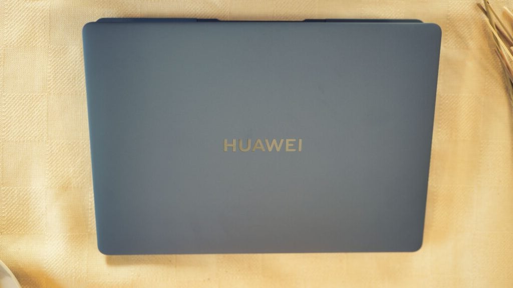 Huawei MateBook X Pro (2024) geschlossen auf einem Tisch
