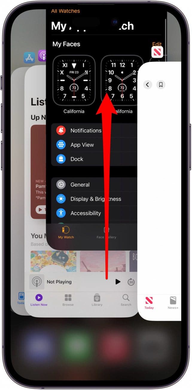 iPhone App Switcher mit einer leicht erhöhten App und einem roten Pfeil, der von der Mitte des Bildschirms nach oben zeigt